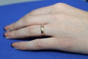 золотое кольцо с тремя осколками бриллианта