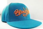 Вышивка на кепках бейсболках на заказ брендированные кепки с логотипом